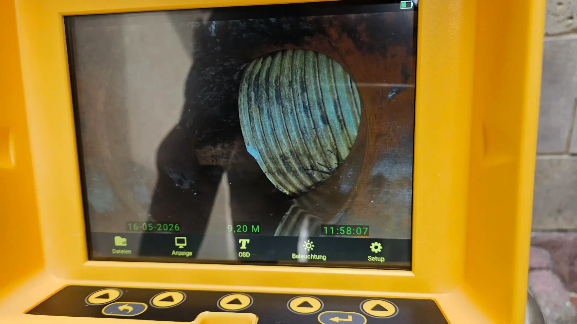 Monitor der Kanalkamera mit Blick in eine Abwasserleitung