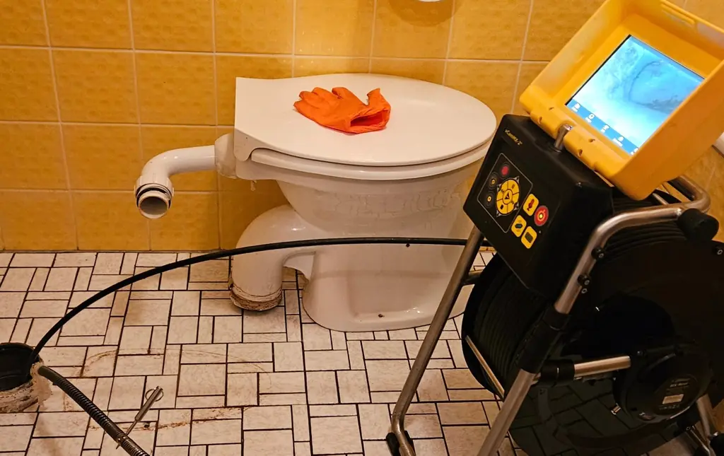 Rohrkamera an einer Toilette im Badezimmer