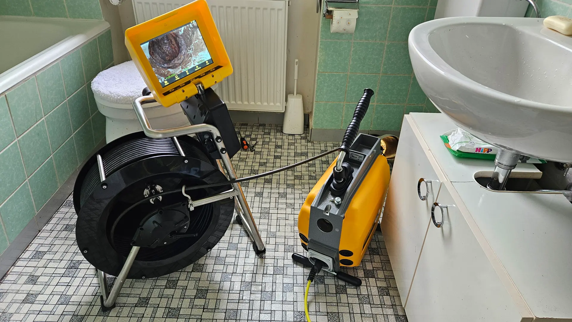 Rohrkamera und Rohrreinigungsmaschine an einer verstopften Toilette