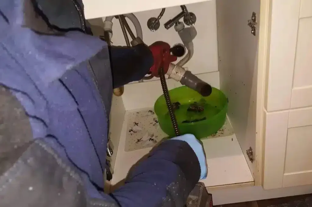 Kameratechnik bei einer Abflussreinigung in einer Küche