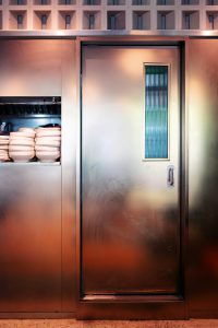 Unmarkierte gewerbliche Küchentechnik aus Edelstahl