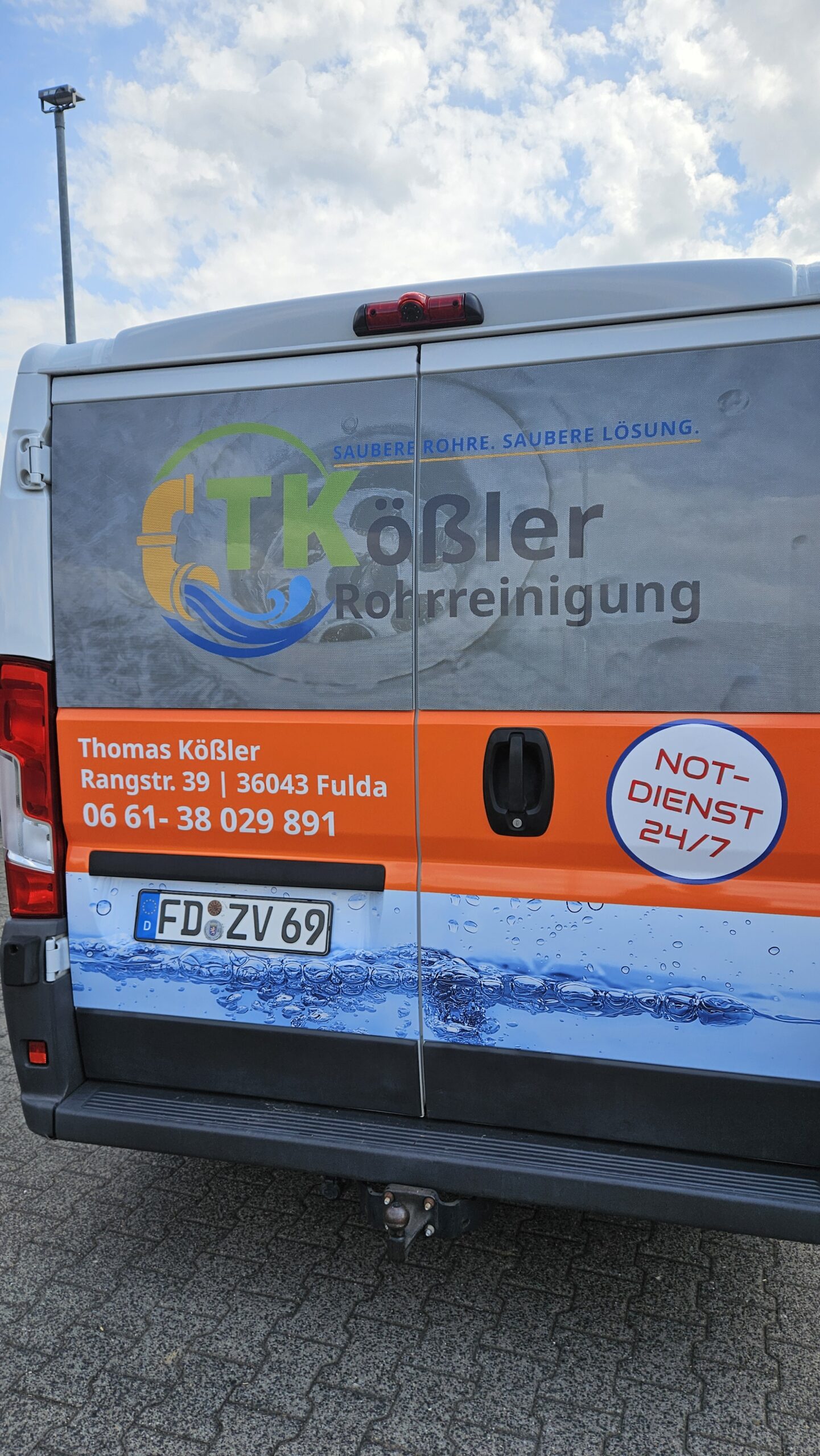 Sollte ich einen Rohrnotdienst rufen oder bis morgen warten?