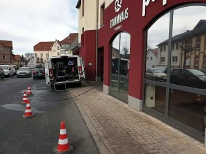 Servicefahrzeug der TK-Rohrreinigung Fulda vor dem Betriebsstandort