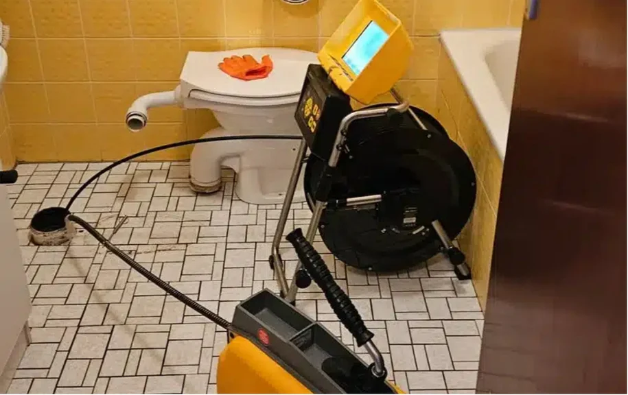 Kameraspirale bei der Rohrreinigung in einem Badezimmer