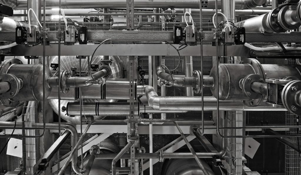 Unmarkierte technische Leitungsumgebung mit Rohrleitungen