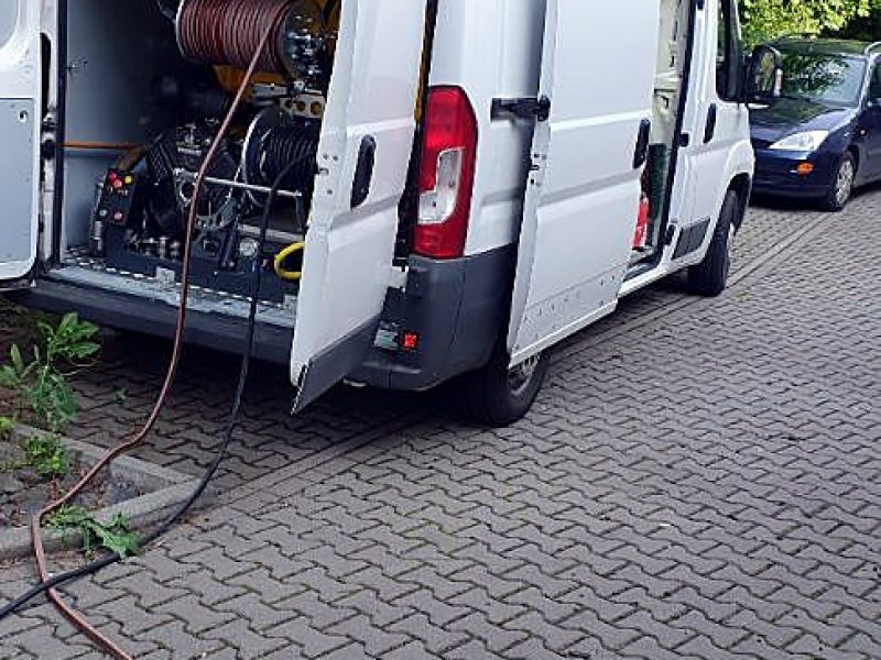 Servicefahrzeug von Thomas Kößler und TK Rohrreinigung Fulda mit Schlauchtechnik im Einsatz.